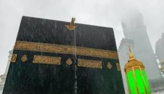 هطول أمطار على الكعبة المشرفة