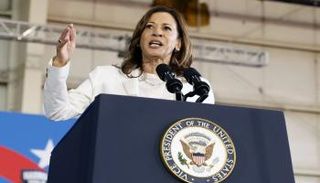 كامالا هاريس خلال التجمع الانتخابي