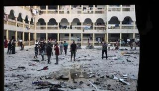 فلسطينيون يعاينون آثار المجزرة الإسرائيلية في مدرسة التابعين