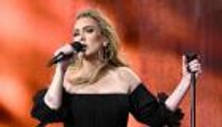 أديل تؤكد خطبتها على ريتش بول بـ«الخاتم الماسي»