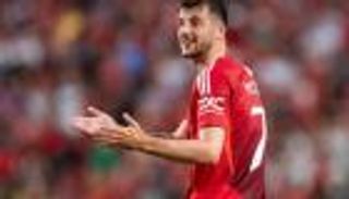 قميص تاريخي لمانشستر يونايتد في الدرع الخيرية.. ما القصة؟