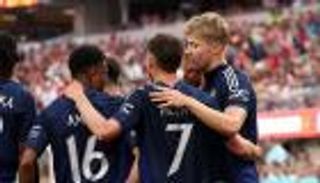 بسبب «انفجار جلده».. 3 عمليات جراحية لنجم مانشستر يونايتد (فيديو)