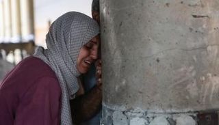 فلسطينية تبكي عقب قصف المدرسة