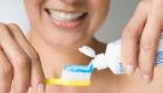 أزمة في المصيف.. ترك زوجته وابنته لأن حماته استخدمت معجون أسنانه