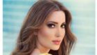 نسرين طافش على البحر.. إطلالة مثيرة بمايوه أزرق وكلاسيكية بـ«دريس» أبيض (صور)