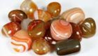 يتبول أحجارا كريمة.. خبير عالمي يشكك في حالة الطفل المصري (خاص)