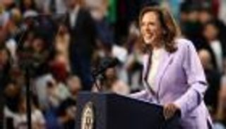 الولايات الحاسمة تميل إلى «الأزرق».. هاريس تتقدم في استطلاعات الرأي