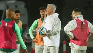 فلادمير بيتكوفيتش في تدريبات منتخب الجزائر