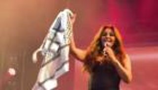 إليسا تبكي على المسرح بالسويد وترفع الكوفية الفلسطينية