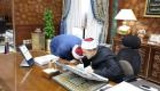 مفتي مصر يقبّل يد شيخ الأزهر: أستاذي وشيخي ونعمَ الأب وخيرَ المعلم (صور)