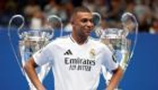 بقميص ريال مدريد.. هل يبدأ مبابي رحلته بتحطيم برشلونة؟