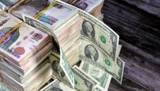 أوراق نقدية فئة 200 جنيه مصري ودولارات
