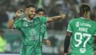 نقد وإشادة.. أسطورة الهلال يضع يده على مشكلة محرز