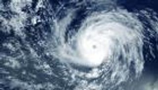 اليابان تترقب ضربة الإعصار «أمبيل».. شلل بالمطارات والقطارات