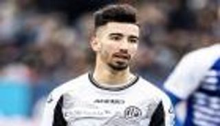 مدرب فولفسبورغ يفجر مفاجأة بشأن الأمين عمورة