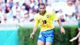 «تلبية نداء الطبيعة» بالملاعب.. من الظاهرة رونالدو إلى طريد بيرو