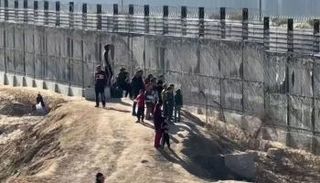 فلسطينيون قرب محور فيلادلفيا - أرشيفية