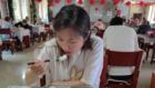 شابة تهرب من ضغط العمل المزمن بالإقامة في دار للمسنين (فيديو)