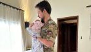 الأمير الحسين بن عبدالله يحتضن الأميرة الصغيرة: «مع عزيزتي» (صورة)