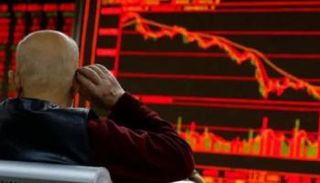 شاشة توضح التداول في سوق الأسهم الصينية