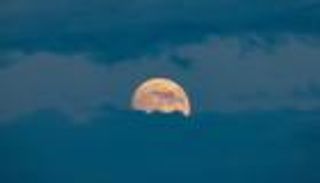 لماذا يجب السهر مع القمر الأزرق هذه الليلة؟