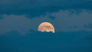 تصوير القمر الأزرق فرصة رائعة لعشاق الفلك