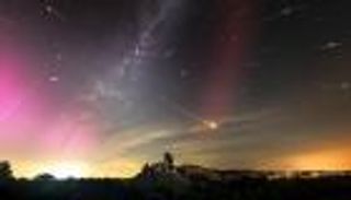 شهب وأضواء ومجرتان.. مصور يحظى بـ«لقطة فلكية لن تتكرر»