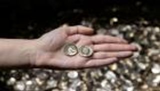 ملك بلا تاج.. تداول أول جنيه استرليني معدني بصورة تشارلز الثالث