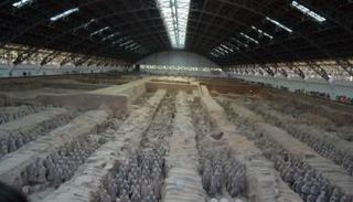 جنود الطين متراصون في المقبرة