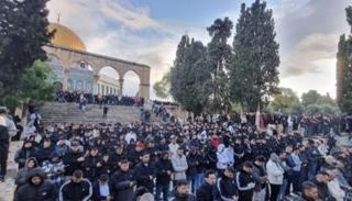 فلسطينيون يؤدون الصلاة في باحات المسجد الأقصى