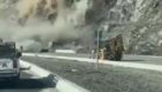 انهيار صخري كبير يغلق طريقا في عسير السعودية