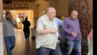 حسام حبيب يغيب عن جنازة عمه.. والصحفيون يحملون النعش