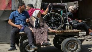 نازحون فلسطينيون يغادرون محيط مستشفى شهداء الأقصى في دير البلح وسط قطاع غزة