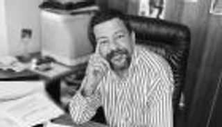 وفاة جمال براوي.. أول صحفي مغربي يحاور الملك محمد السادس