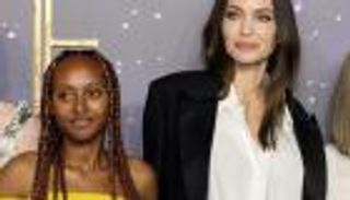 ابنة أنجلينا جولي وبراد بيت تثير الجدل برقصة بين الطلاب