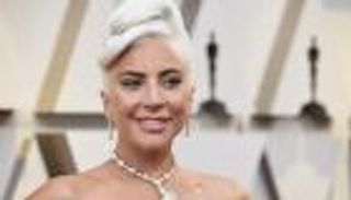 ليدي غاغا ترتدي قلادة من تصميم المصرية عزة فهمي (صورة)