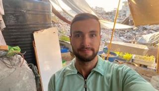 محمد قمصان وسط أنقاض منزله