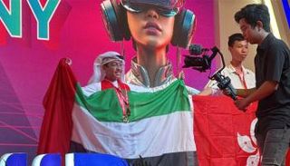 لحظة فوز الطالب الإماراتي علي حميد اللوغاني