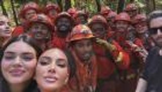 كيم كارداشيان وكيندال جينر تزوران رجال الإطفاء.. رحلة للاعتراف بالجميل