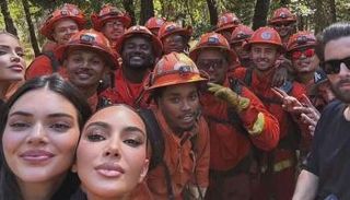 كيم كارداشيان تزور رجال الإطفاء