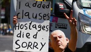 إسرائيلي يرتدي قناعا لنتنياهو 