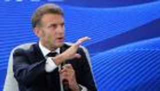 سيف الوقت وخنجر العزل.. ماكرون يبحث عن طوق نجاة ورئيس وزراء