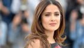 في عامها 58.. قواعد «سلمى حايك» لأنوثة بلا مجهود 