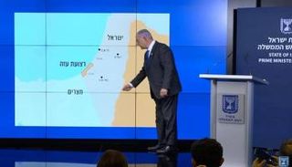 نتنياهو أثناء الشرح على الخريطة 