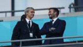 تحوّل إلى عارض أزياء.. نجل بيكهام يعتزل بعمر 22 عاما