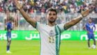 تحول إلى رأس حربة.. حسام عوار ينقذ الجزائر أمام غينيا الاستوائية (فيديو)