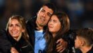 أمسية حزينة.. منتخب أوروغواي يودع لويس سواريز (فيديو)