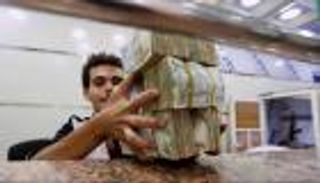 «نصف راتب».. مسكنات حوثية تلتف على حقوق موظفي اليمن