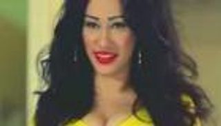 مشاجرة بين صاحبة إعلان «ميلودي تتحدى الملل» وجيرانها.. والسبب «ركنة»