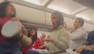 «هاربون من مستشفى المجانين» يسيطرون على طائرة مصرية (فيديو)